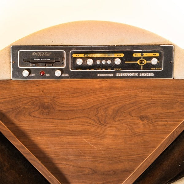 4 seater radio sofa in 1970s vintage modern velvet – A rare vintage treasure